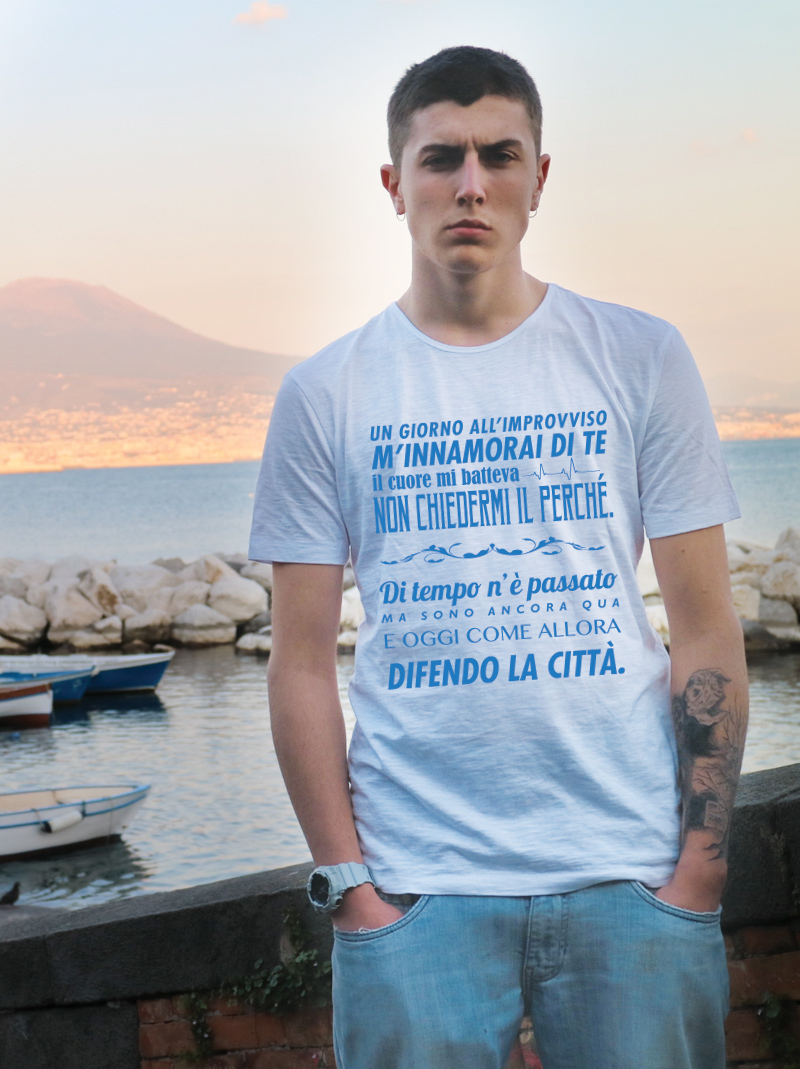 Stampata Direttamente su Tessuto Taglie da Uomo DND DI D'ANDOLFO CIRO T-Shirt Maglia Blu Calcio Napoli Coro Un Giorno all'improvviso Cuore 